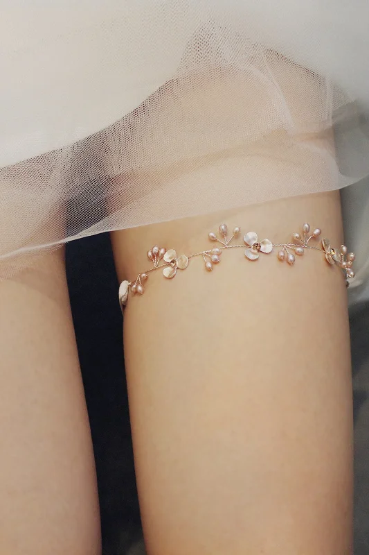 vintage style women gartersPearls Wedding Garter with Flower CZ0314